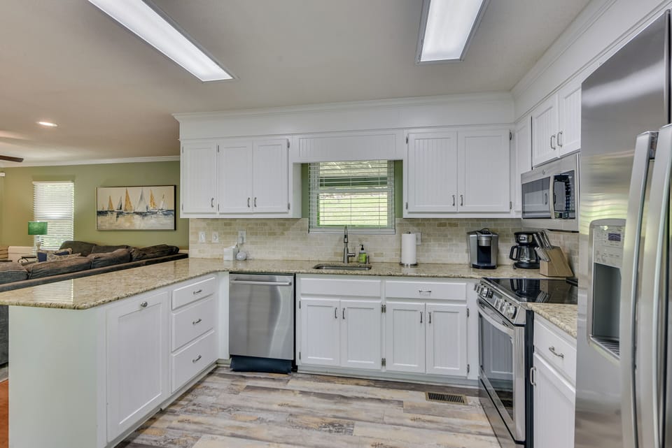 Fully Stocked Kitchen (3)
