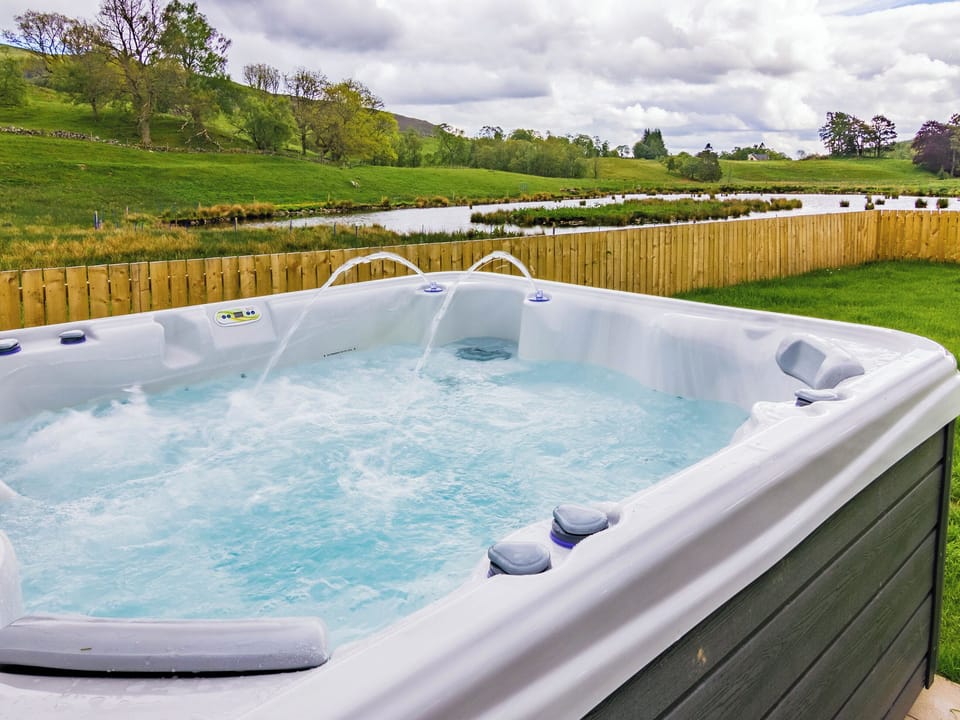 Relaxing hot tub | Easter Caiplich - Dalnagar Castle And Cottages, Glenshee, Cairngorms