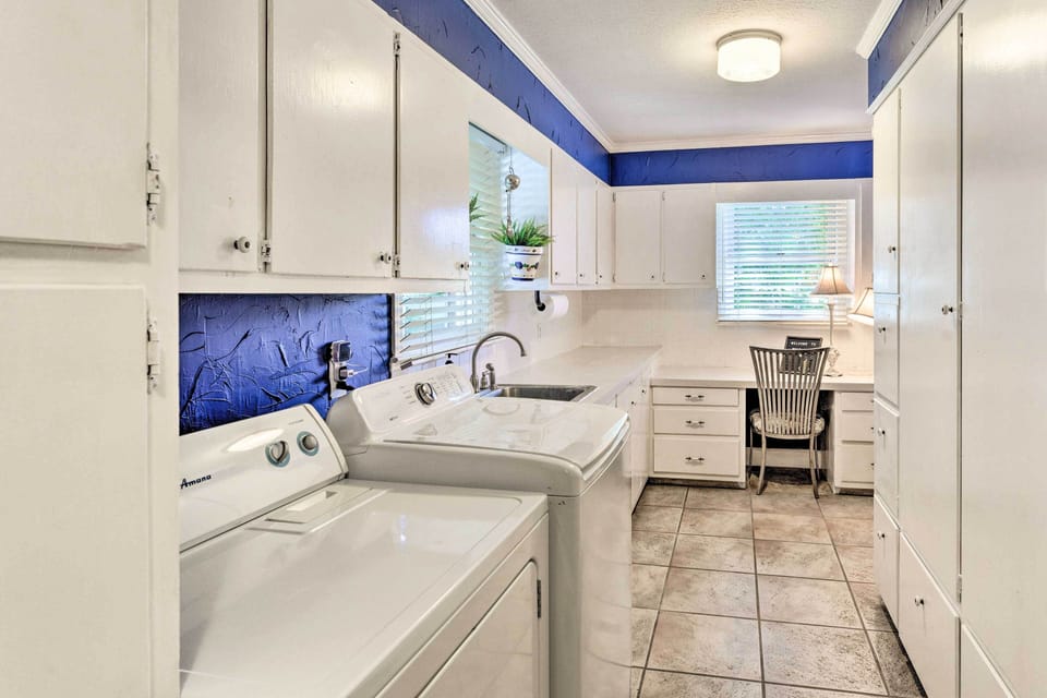 Laundry Room | Washer/Dryer | Iron/Board | Hangers | Laptop-Friendly Workspace