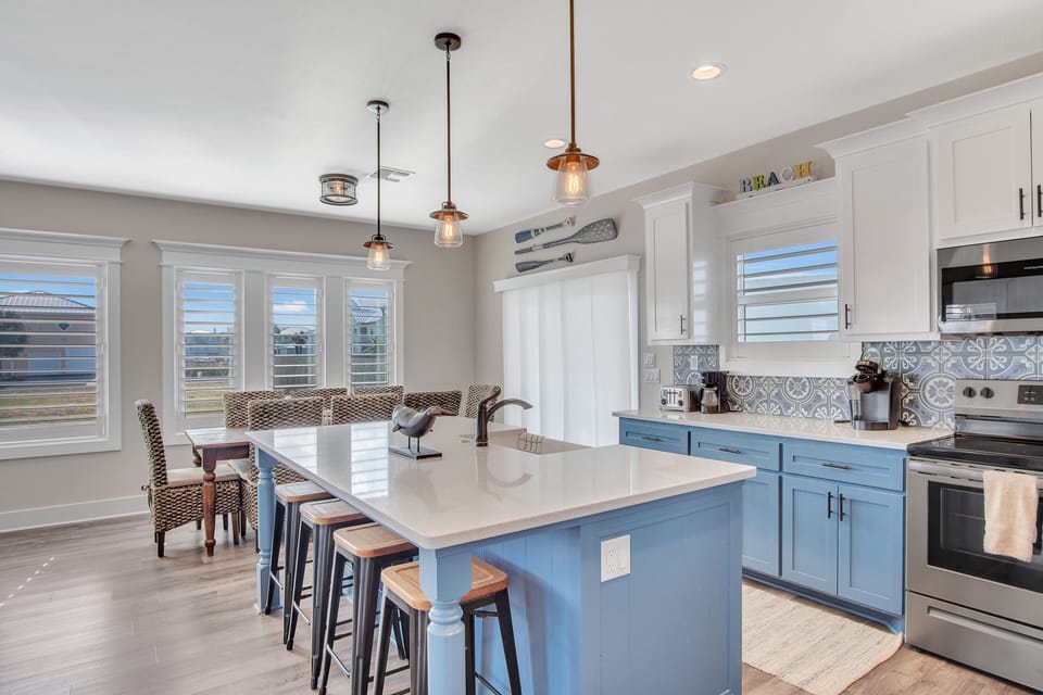 Full Kitchen & Dining Area - Countertop Seating for 4 + Dining Seating for 6