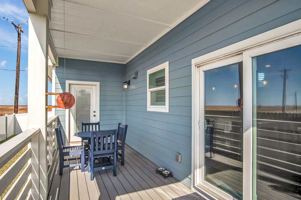 Balcony w/ Outdoor Seating