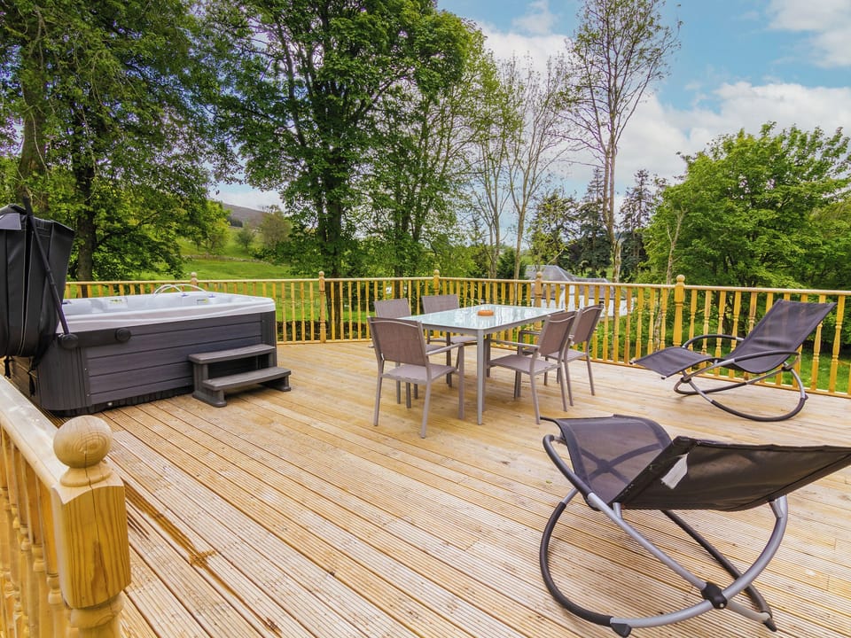 Sitting-out-area | Dalnaglar Cottage - Dalnaglar Castle and Cottages, Glenshee, Cairngorms