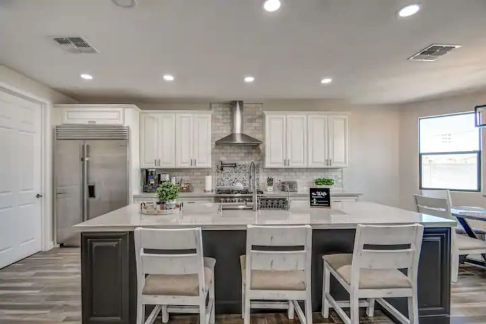 Kitchen eaten island