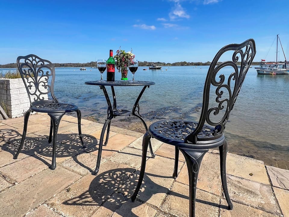 Sitting-out-area | Quayside Cottage - The Quay, Waldringfield