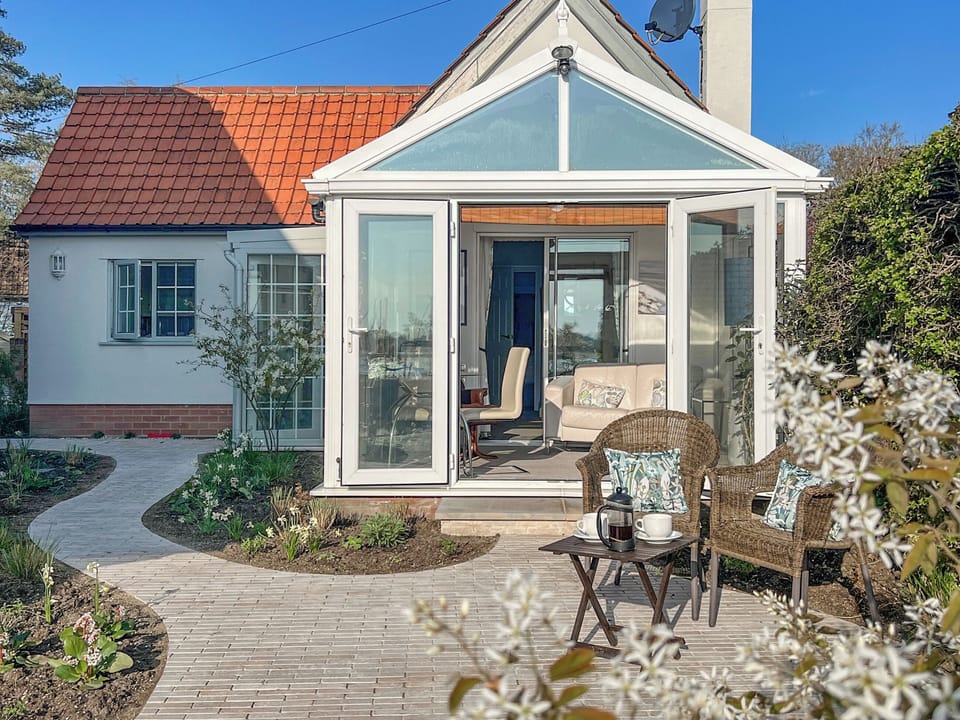 Sitting-out-area | Quayside Cottage - The Quay, Waldringfield