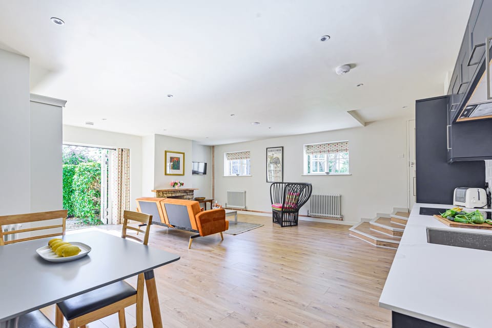 La Rose, Shaftesbury: The dining area and kitchen frame the day space