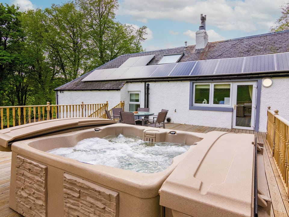 Hot tub | Keepers Cottage - Dalnagar Castle And Cottages, Glenshee, Cairngorms
