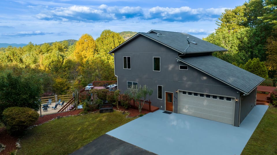 Nestled in the mountains of North Carolina...Privacy with Mountain Views