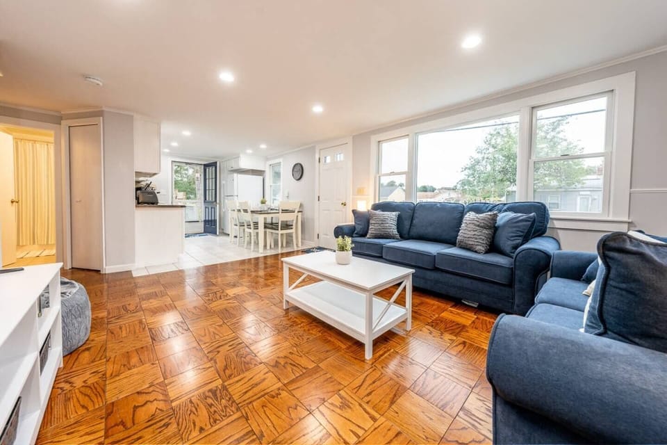 Check out this lovely picture of the recently renovated living room and kitchen with fresh furniture!