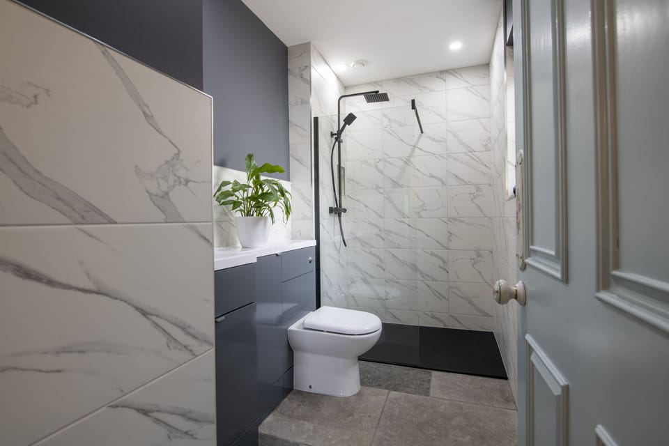 Ground floor: En-suite shower room