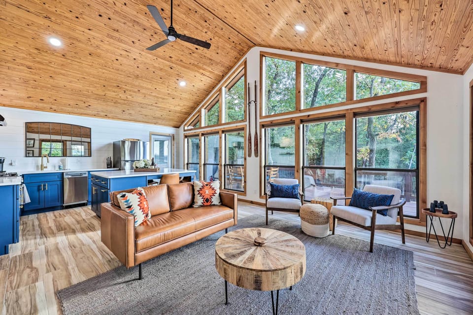 Living Room | Open Floor Plan | Central A/C & Heating | Free WiFi | Lake Views