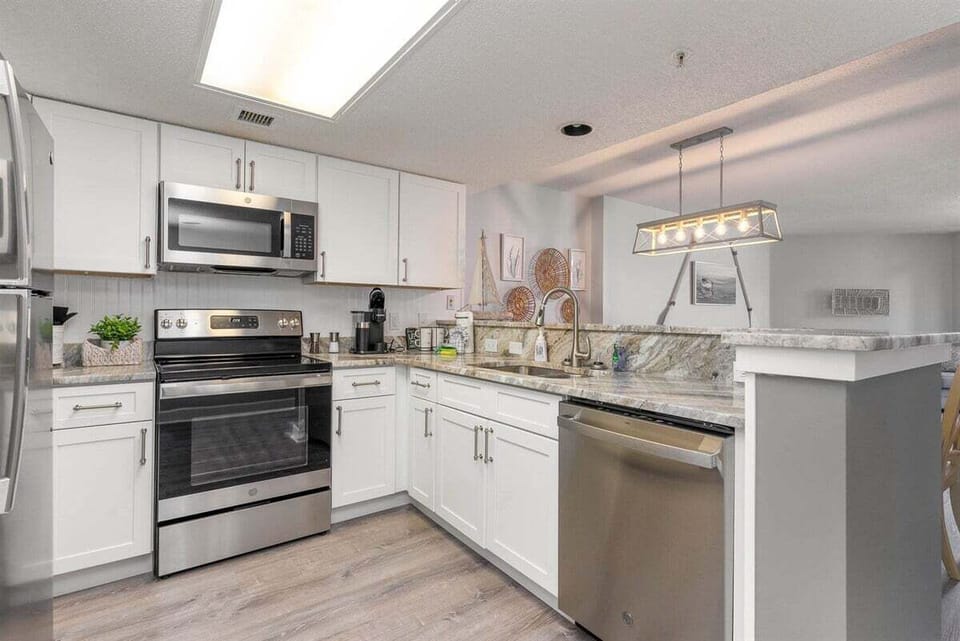 A gorgeous kitchen to whip up your favorite meals!