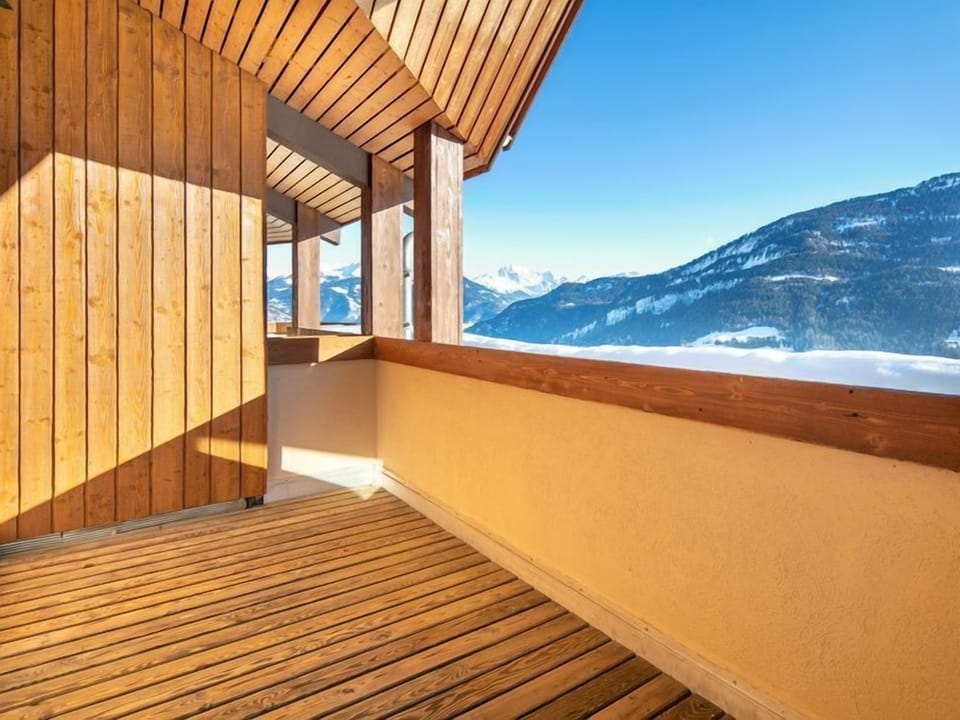 Start your day with some fresh air out on the balcony!