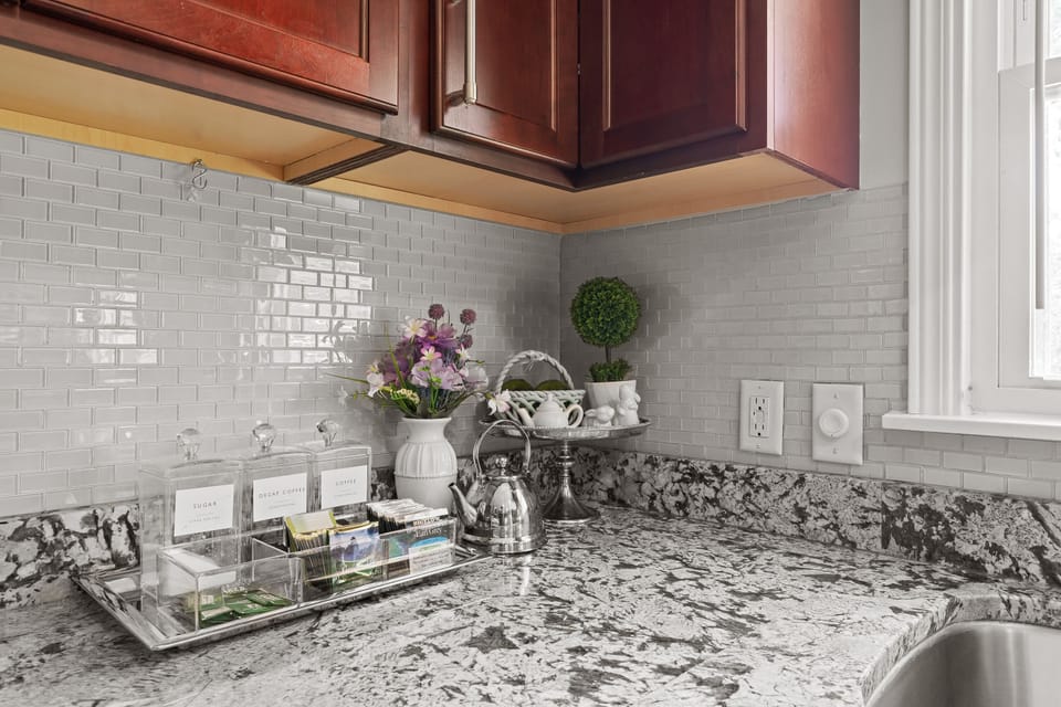 Coffee and tea bar (Keurig and regular coffee makers, boiling water for tea)