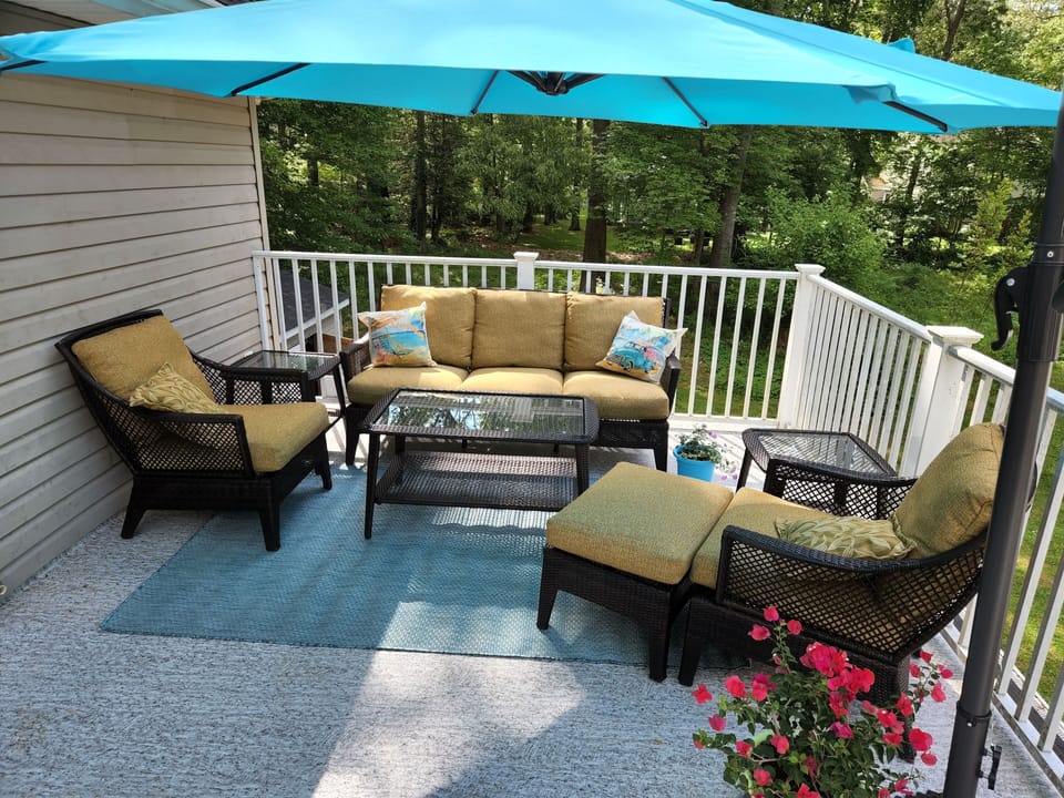 Great napping spot on the upstairs roof top deck. Access from the family room.