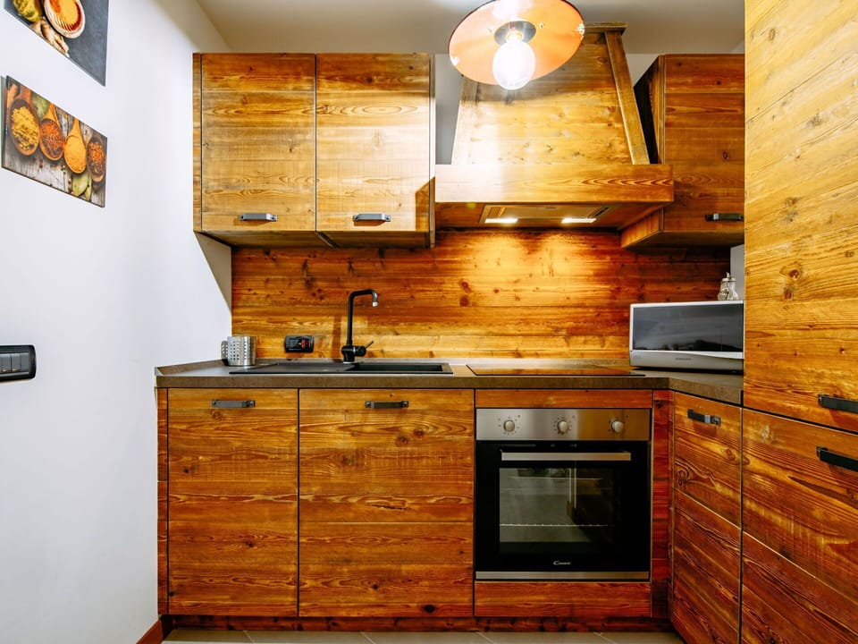 Cabinetry, Countertop, Property, Furniture, Sink, Tap, Wood, Drawer, Lighting, Building
