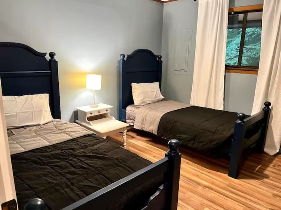 Guest bdrm #2- 2 twin beds.