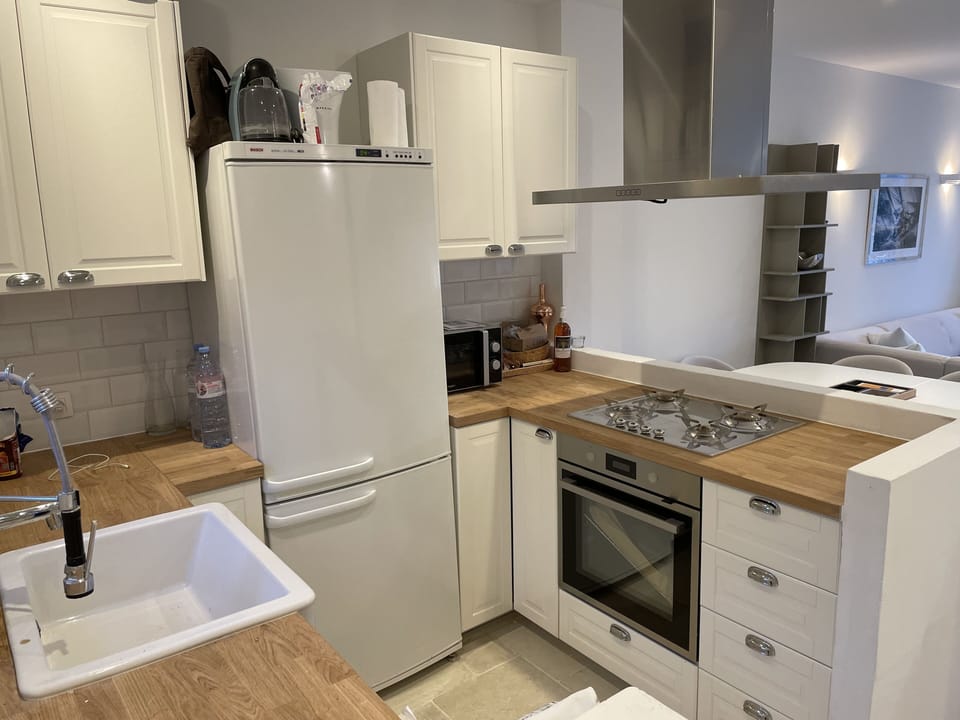 Née kitchen w. large Bosch fridge, SMEG stive, coffee machines (expresso, long)