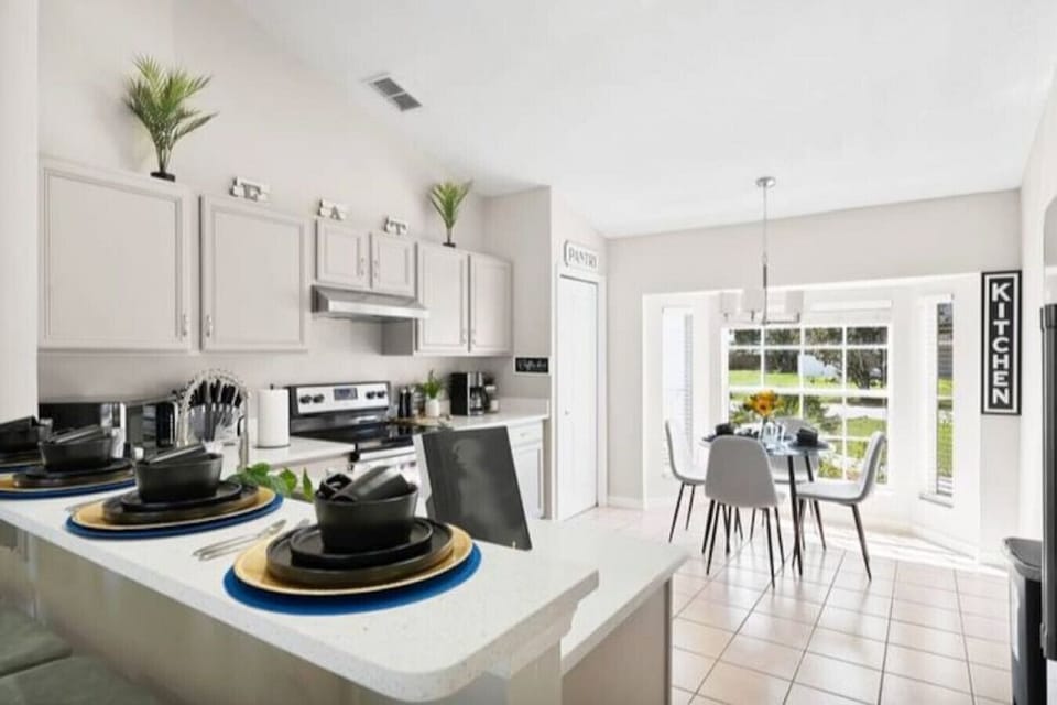 Kitchen & Dining Area