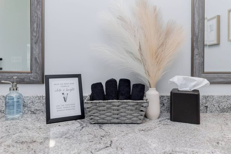 Master Bathroom w/Walk In shower and tub