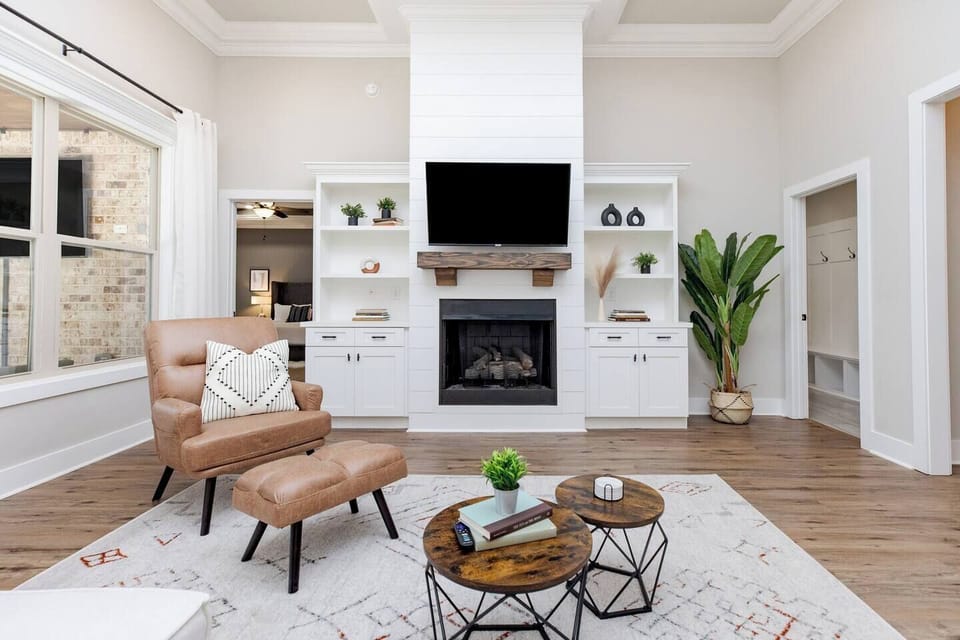 Spacious Living Room w/TV Streaming & Sleeper sofa