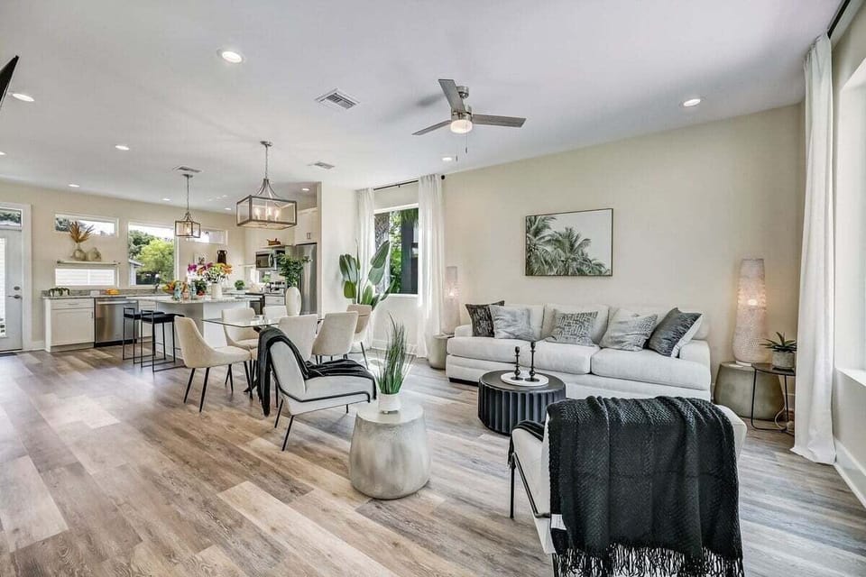 Let's enjoy this modern open space!