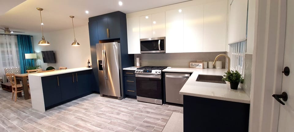 Fully equipped kitchen with bar counter.