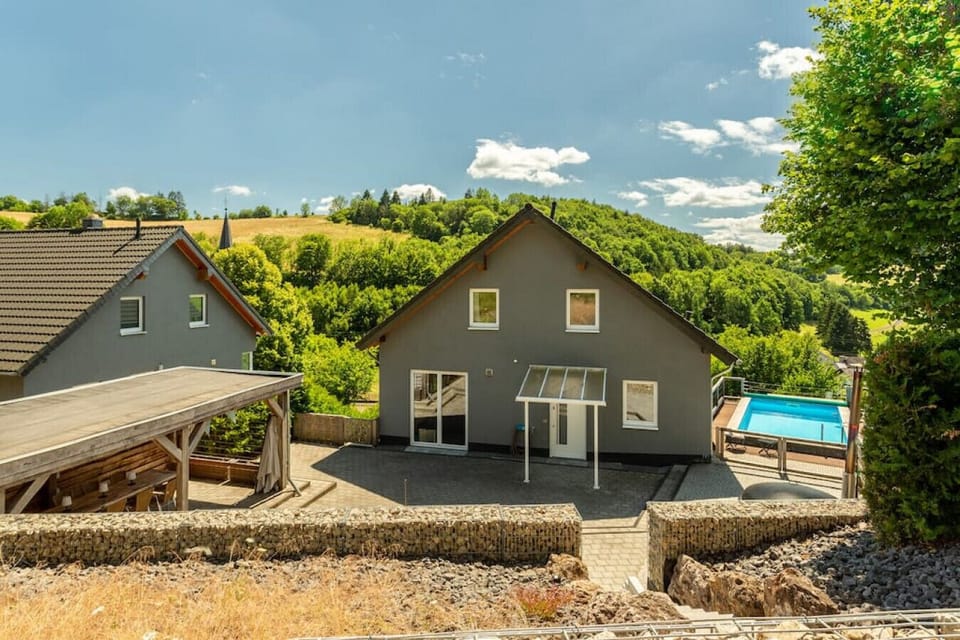 Ankommen und Wohlfühlen. Im reizenden Eifeldorf Hohenfels-Essingen.
