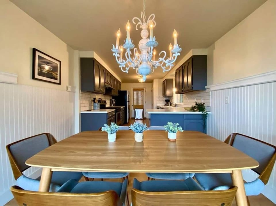 Comfotable dining for six. 