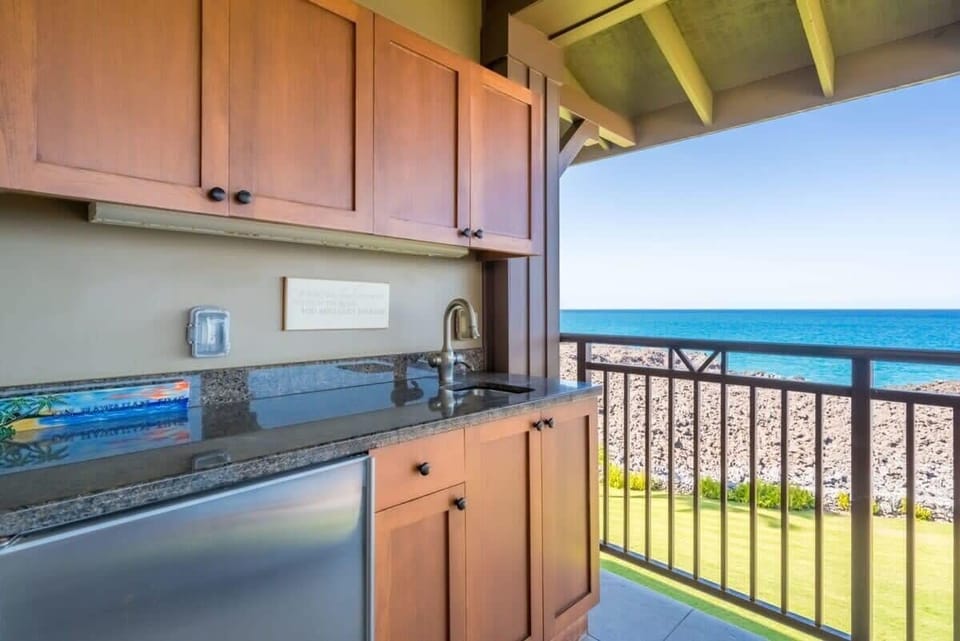 The lanai has a built it wet bar with bar sink and mini refrigerator.