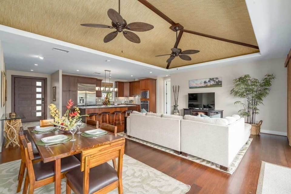 Dining area comfortably seats 6.