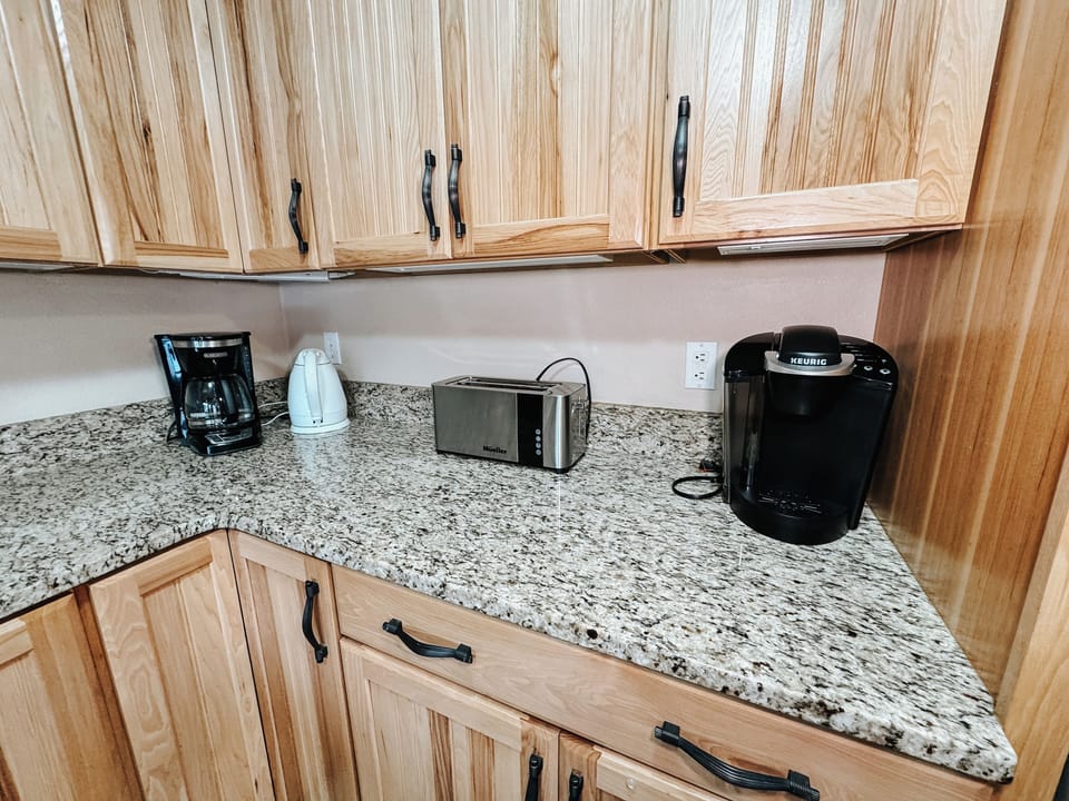 Drip Coffee/Keurig Coffee, Hot Water Pot and Toaster