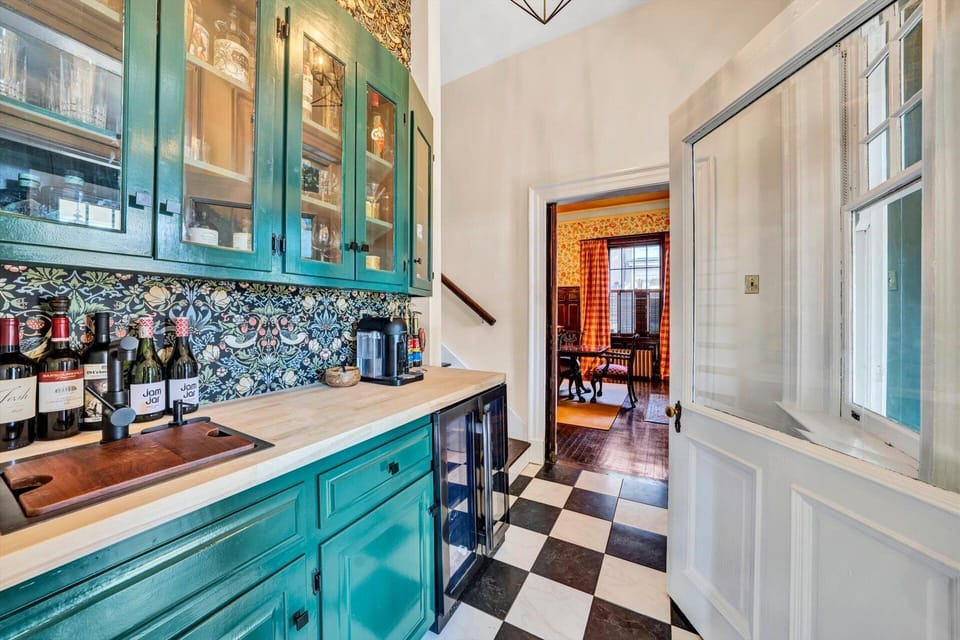 Coffee bar with drink / wine fridge and Neppresso coffe maker