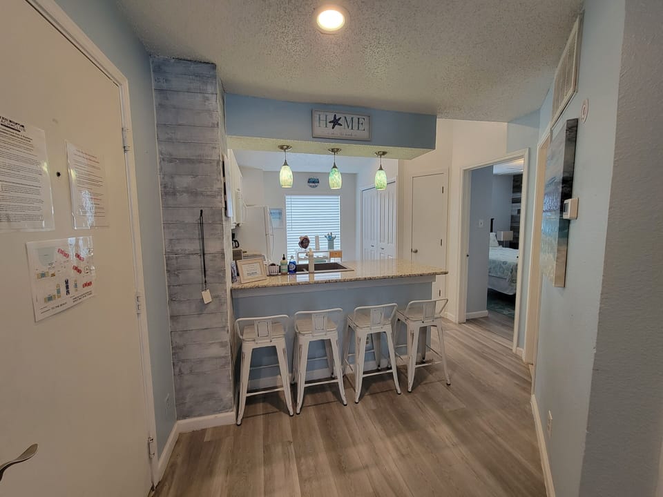 Seating for 4 at kitchen breakfast bar