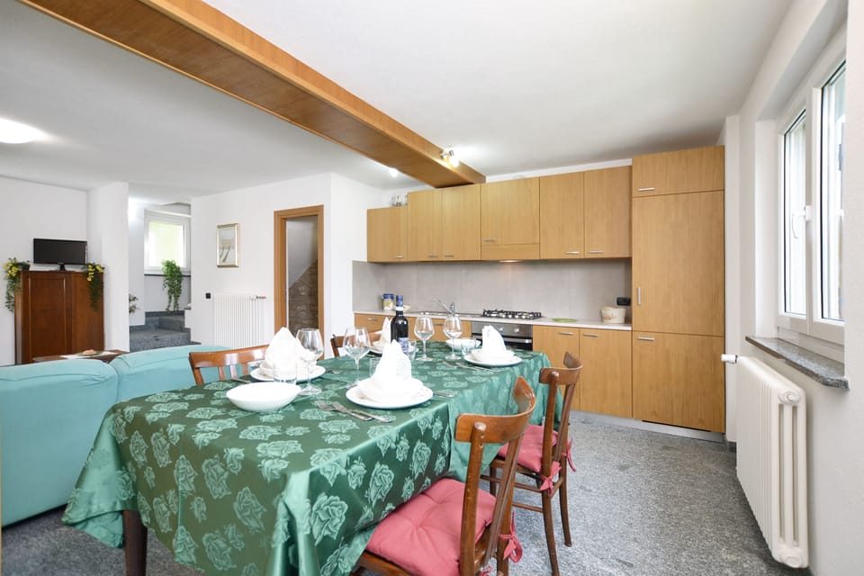The dining area close the kitchen