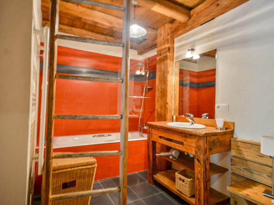 Modern chalet for 10 near slopes with parking and WIFI Apartment in Montriond