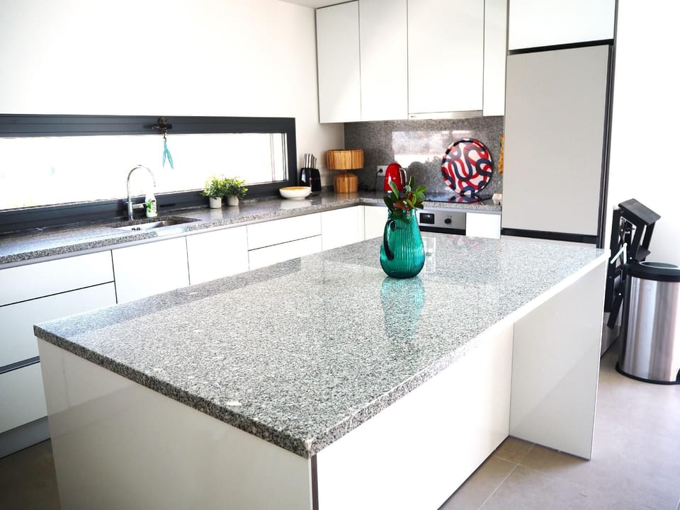 Kitchen area. Kitchen isle