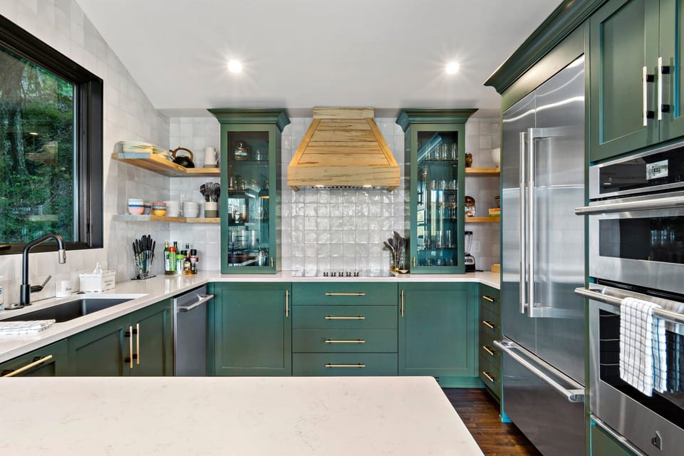 Gourmet fully-stocked kitchen with dishwasher, French Press & Cuisinart Drip coffeemaker