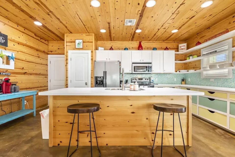 The full kitchen has a breakfast bar