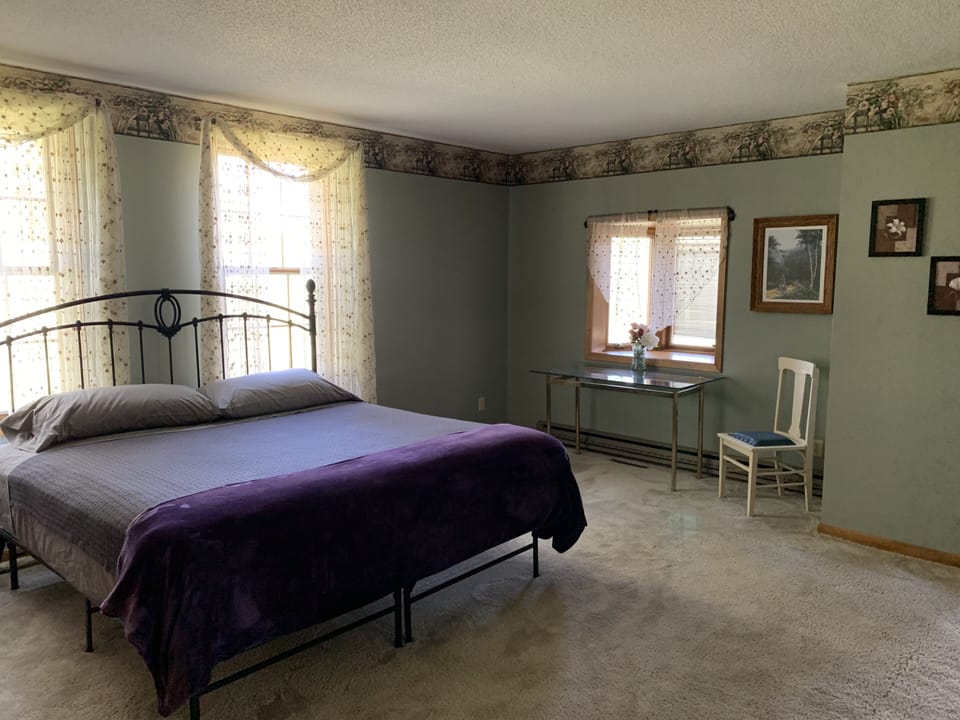 Large BDRM King size bed