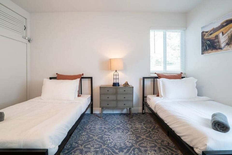 Guest bedroom twin beds