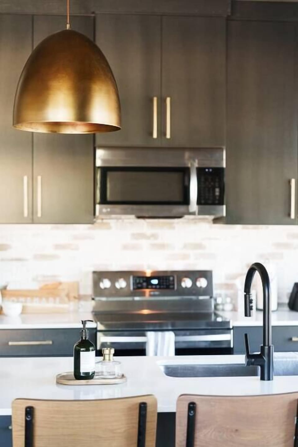 Kitchen / Stove / Microwave