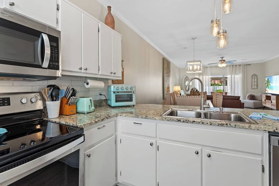 Complete and clean kitchen! You have every appliances you need to prepare delicious meal.
