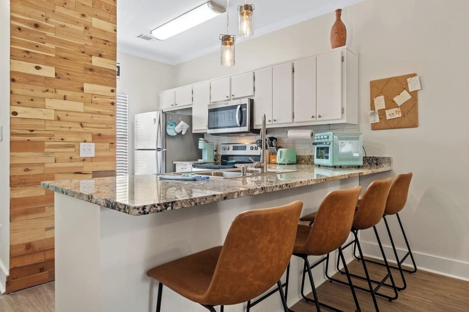 Starts your day with breakfast in our kitchen bar while allow others prepare food.