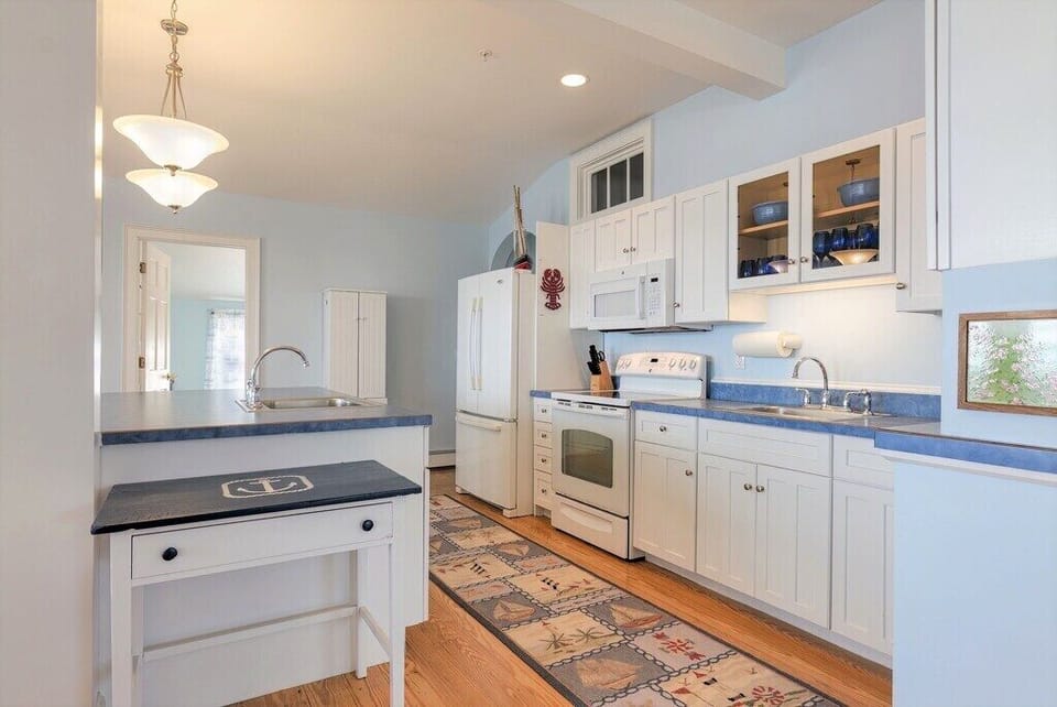 kitchen - lots of food prep area, 2 sinks and large island