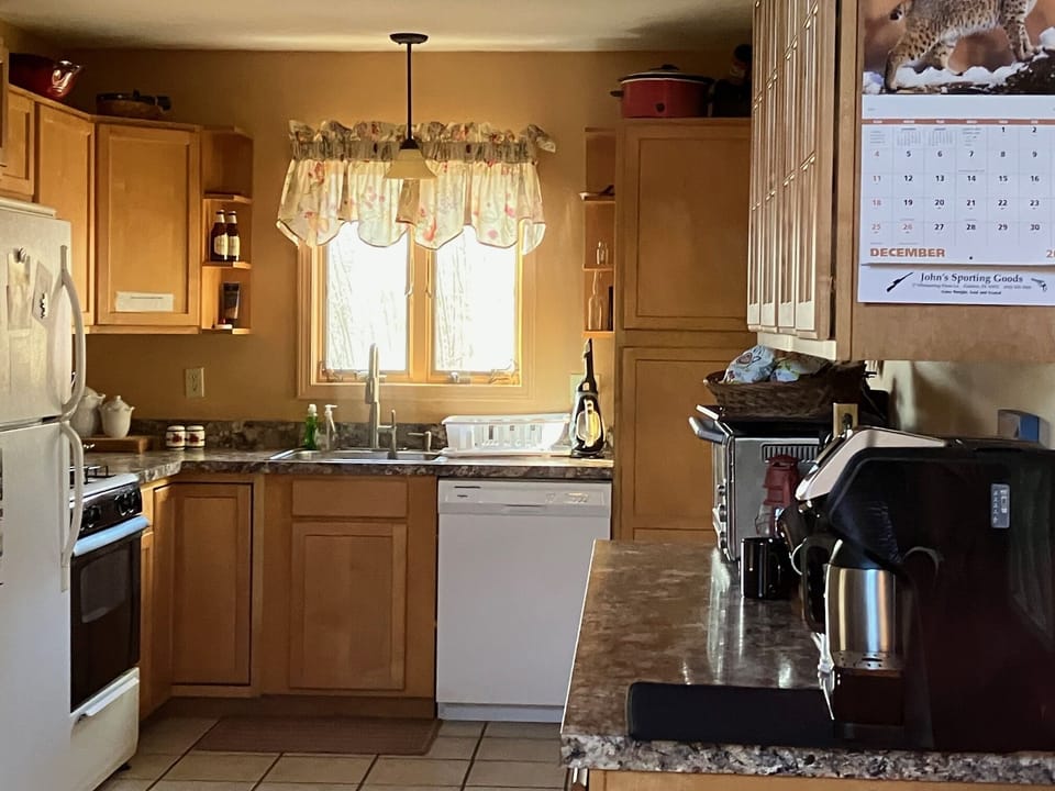 Galley kitchen has what you'll need to feed your crew - just add groceries!  