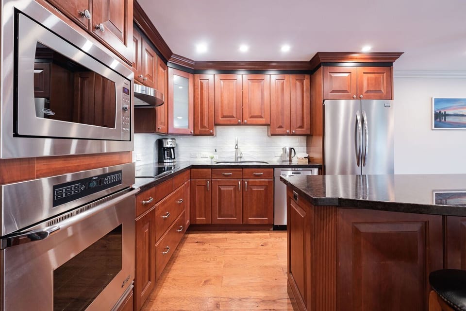 Full kitchen: Stainless steel appliances