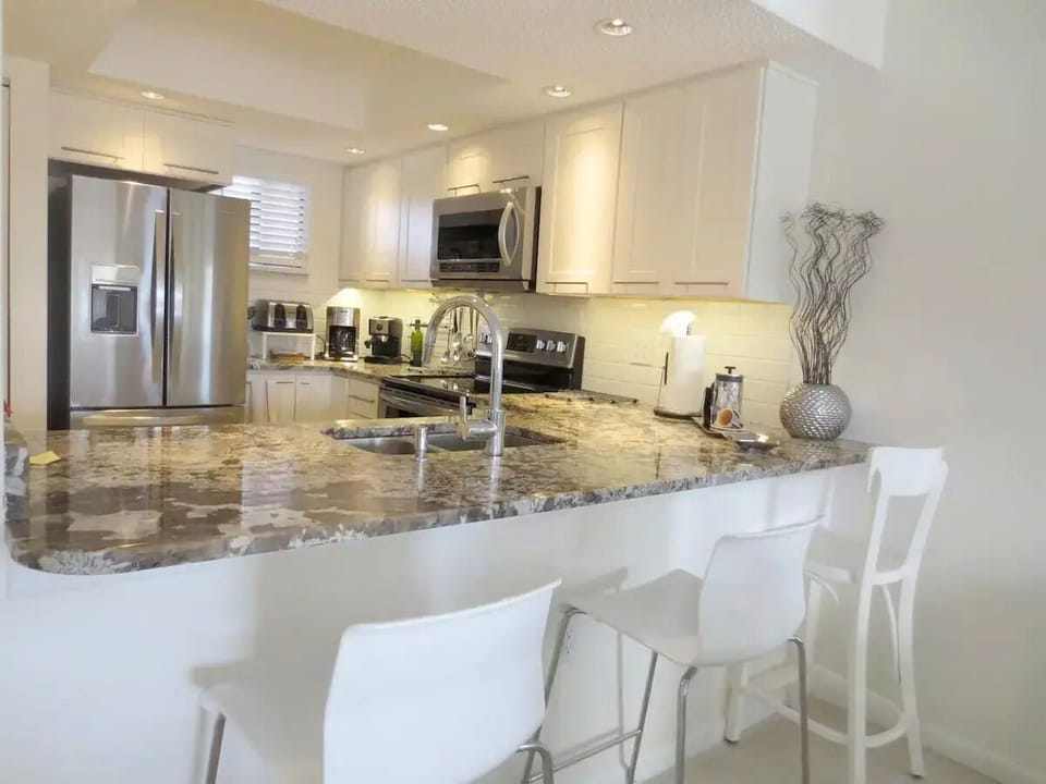 Full equipped updated kitchen with breakfast bar
