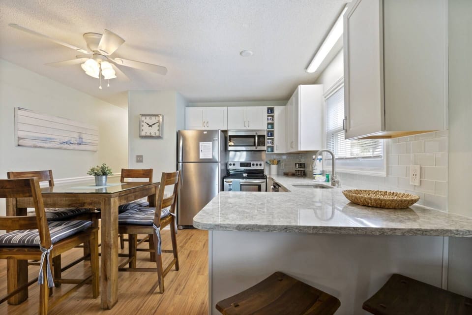 Kitchen & Dining Area