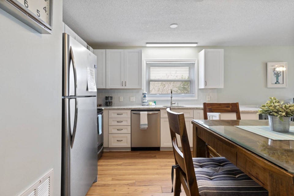 Kitchen & Dining Area